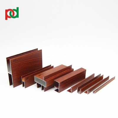 Trasformazione per la piegatura di profili di alluminio e tubi di legno in Perù