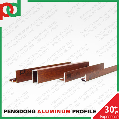 Profili in alluminio per porte e finestre con finitura nero opaco effetto legno in varie dimensioni e design, realizzati con tecnologia di estrusione