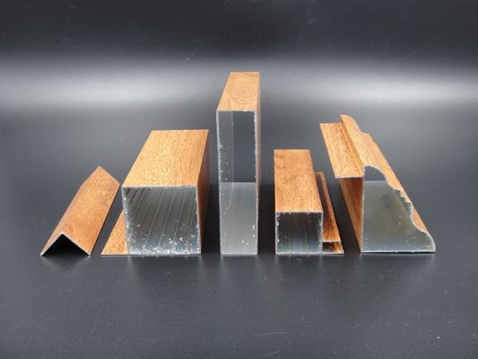 isolamento termico di alluminio di profilo del grano di legno di 0.4mm per l'Irak Malesia