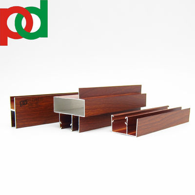 Profili in alluminio per porte e finestre con finitura nero opaco effetto legno in varie dimensioni e design, realizzati con tecnologia di estrusione